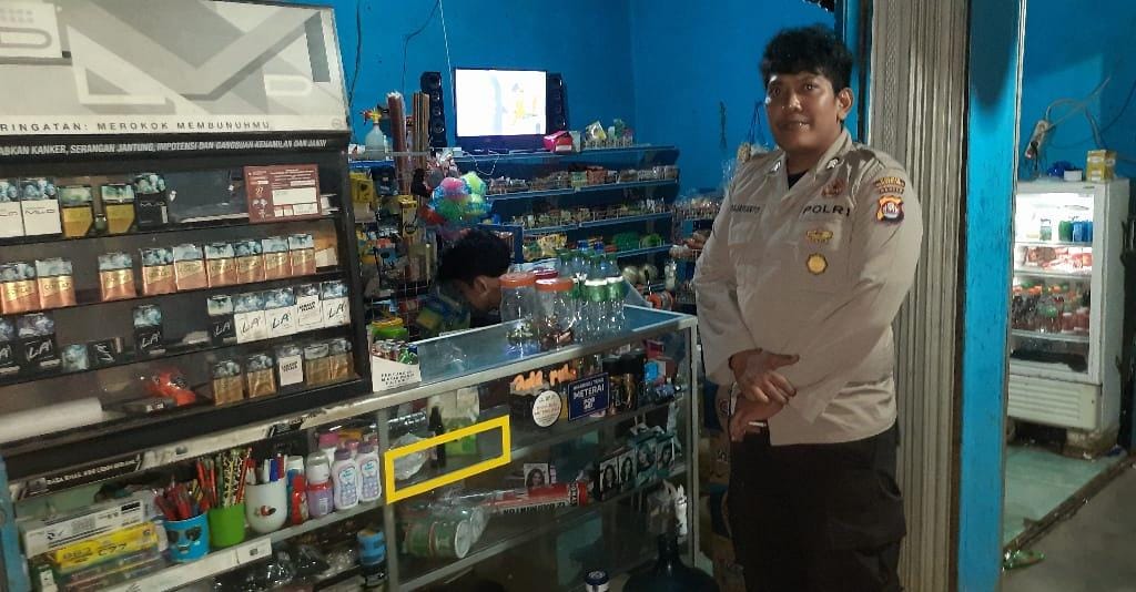 Anggota Polsek Angsana Polres Pandeglang Laksanakan Patroli Dialogis Sasar Pertokoan 1 WhatsApp Image 2024 08 04 at 22.35.02