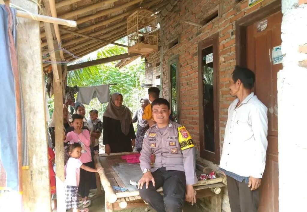 Bhabinkamtibmas Polsek Angsana Polres Pandeglang Sambangi Masyarakat Desa Cipinang dan Ajak Jaga Kamtibmas 5 WhatsApp Image 2024 08 04 at 22.35.40