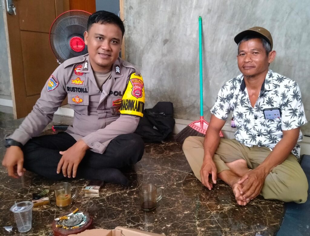 Bhabinkamtibmas Polsek Angsana Polres Pandeglang Sambangi Masyarakat Desa Padaheran 6 WhatsApp Image 2024 08 04 at 22.35.47