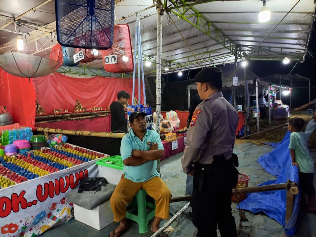 Polsek Picung Tingkatkan Keamanan Pasar Malam Kampung Kadumula 7 WhatsApp Image 2024 08 04 at 22.58.55
