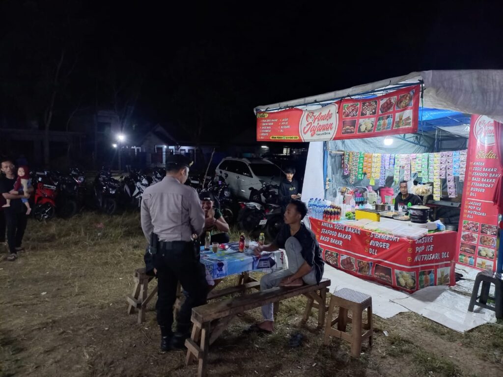 Polsek Picung Intensifkan Patroli, Jaga Kamtibmas Pasar Malam Kampung Kadumula 8 WhatsApp Image 2024 08 04 at 22.59.26