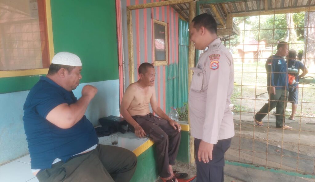 Patroli Wisata Polsek Carita: Bripka Bambang Pantau Keamanan di Pantai Sea Park Carita 2 WhatsApp Image 2024 08 05 at 04.13.54