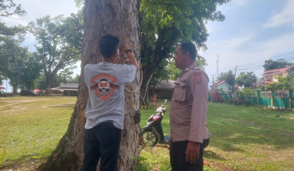 Bhabinkamtibmas Polsek Carita Laksanakan Patroli Dialogis di Desa Sukarame 3 WhatsApp Image 2024 08 05 at 04.16.38