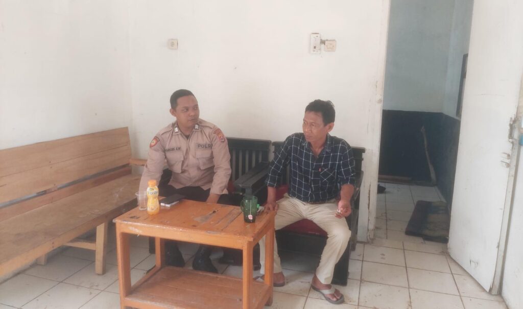Personil Polsek Carita Bripka Bambang Laksanakan Patroli Sambang ke Tokoh Masyarakat Desa Sukarame 4 WhatsApp Image 2024 08 05 at 04.18.03