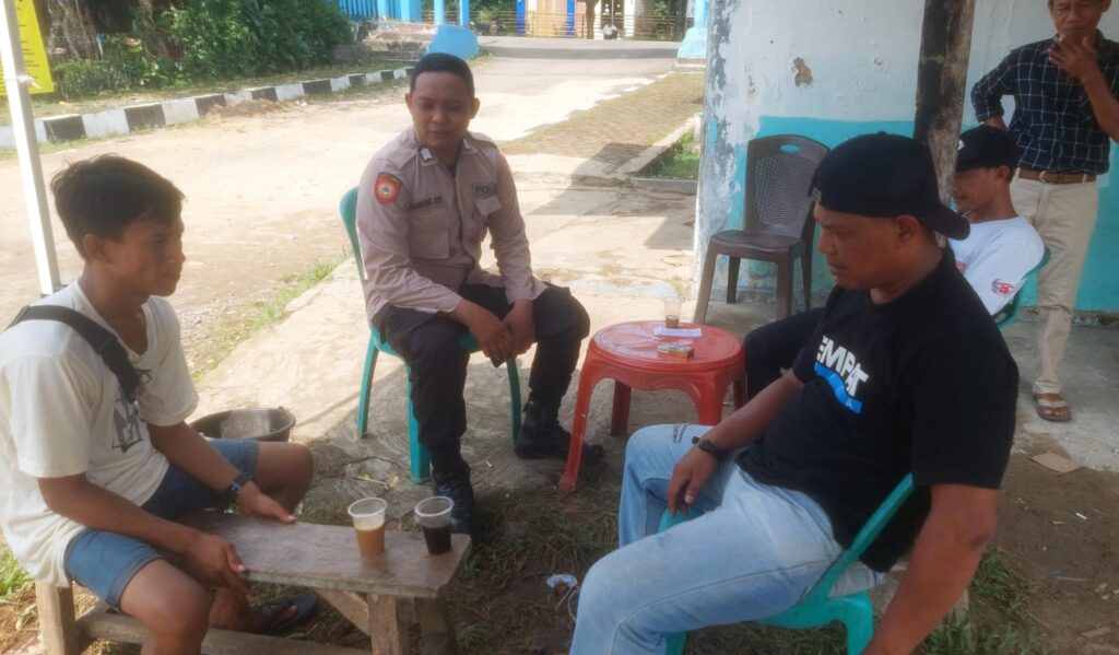 Personil Polsek Carita Bripka Bambang Berdialog dengan Pengelola Pantai Carita 5 WhatsApp Image 2024 08 05 at 04.19.14