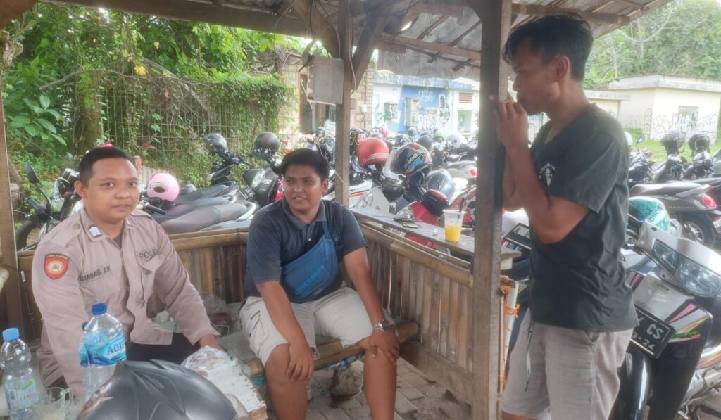 Polsek Carita Laksanakan Patroli dan Himbauan kepada Penjaga Parkir di Pantai Pandan 6 WhatsApp Image 2024 08 05 at 04.20.33