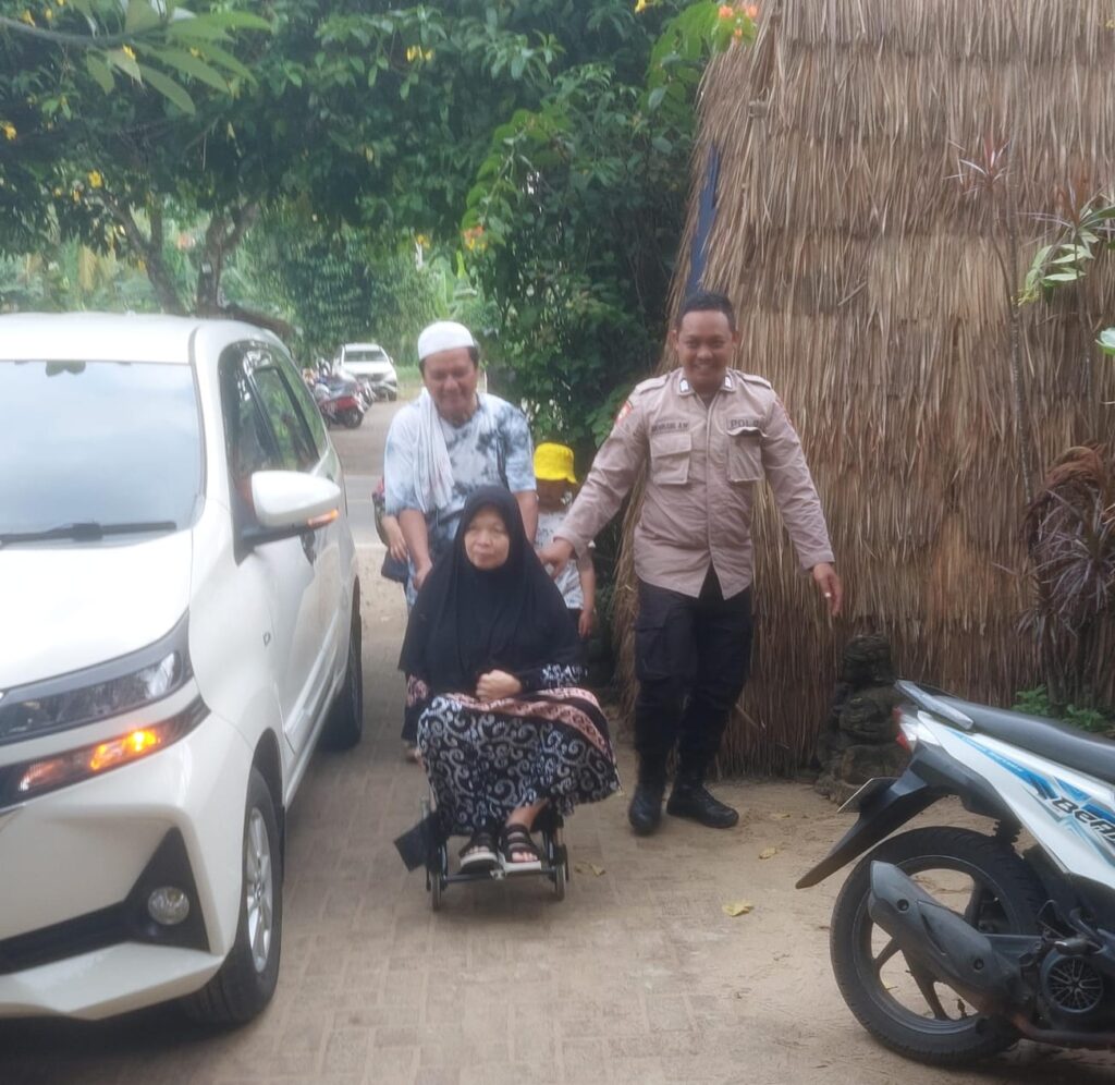 Personil Polsek Carita Bantu Pengunjung Pantai dengan Mendorong Kursi Roda 7 WhatsApp Image 2024 08 05 at 04.22.08