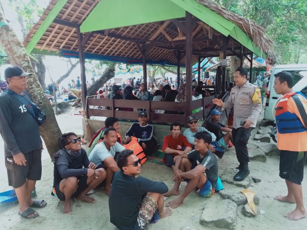 Polsek Carita Laksanakan Patroli Wisata dan Himbauan kepada Penyewa Boat 8 WhatsApp Image 2024 08 05 at 04.23.33