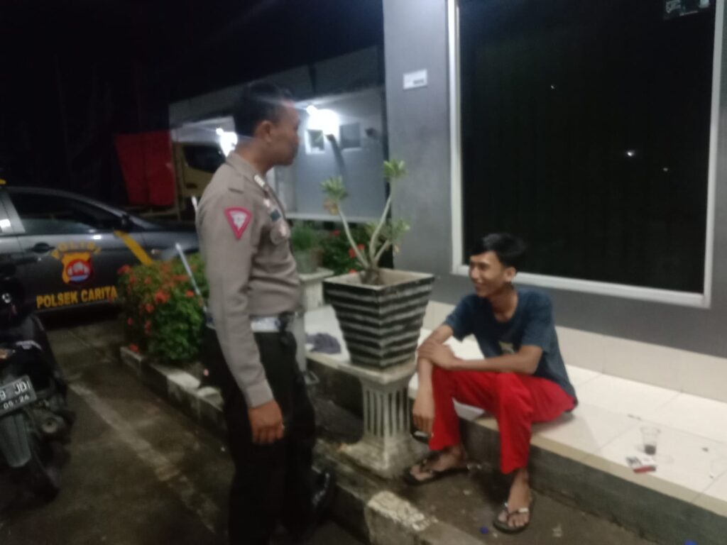 Polsek Carita Laksanakan Patroli Malam ke SPBU untuk Memastikan Keamanan dan Kenyamanan 10 WhatsApp Image 2024 08 05 at 04.26.05