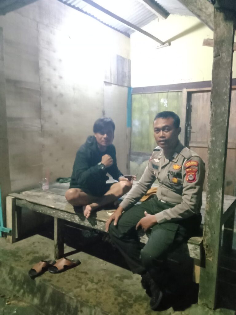 Personil Polsek Carita Bripka Yundar Sambangi Pos Ronda pada Malam Hari 1 WhatsApp Image 2024 08 05 at 04.27.32