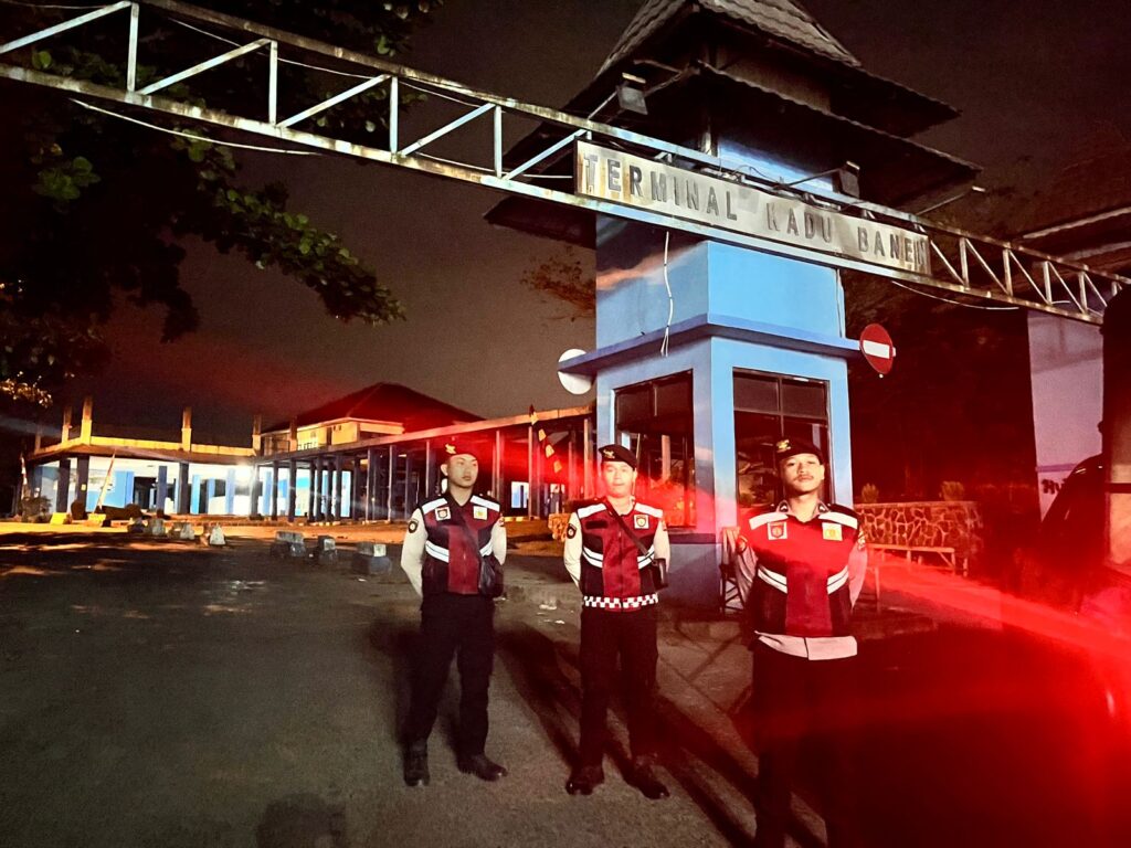 Sat Samapta Polres Pandeglang Gelar Patroli Malam untuk Mencegah Tindak Pidana 3C di Terminal Kadubanen 6 WhatsApp Image 2024 08 05 at 05.57.03 1