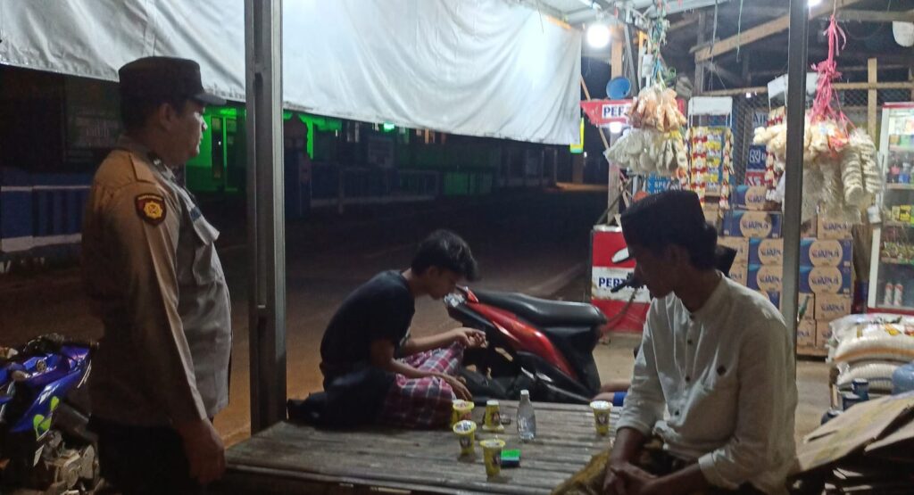 Personil Polsek Bojong Polres Pandeglang Gelar Patroli Malam Hari untuk Mencegah Aksi Kriminalitas 3C 3 WhatsApp Image 2024 08 05 at 06.35.54