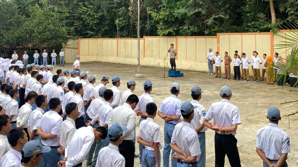 Kapolsek Bojong Polres Pandeglang Berikan Motivasi dan Himbauan kepada Siswa SMKN 4 Pandeglang 4 WhatsApp Image 2024 08 05 at 08.39.32