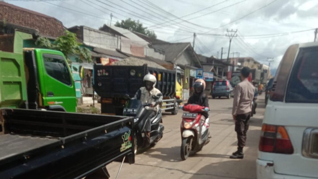 Polsek Bojong Polres Pandeglang Gelar Pengaturan Lalu Lintas di Persimpangan Pasar Bojong 2 WhatsApp Image 2024 08 05 at 10.09.45