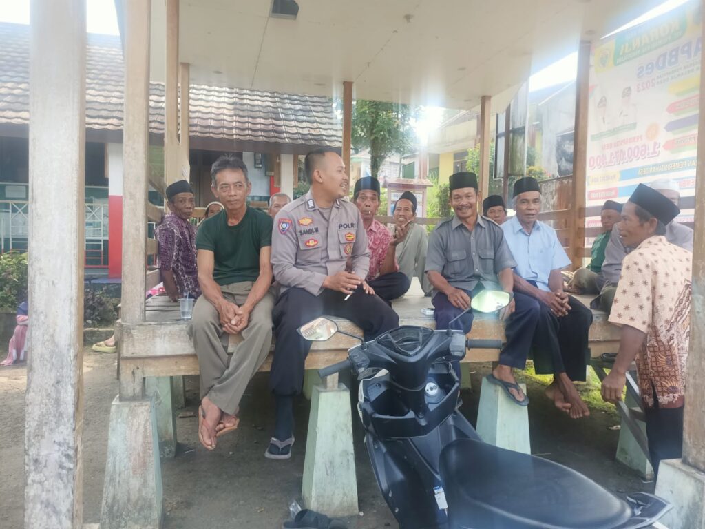 Polsek Pulosari Sambangi Masyarakat Desa Koranji, Mengajak Untuk Turut Serta Dalam Menjaga Kamtibmas 1 WhatsApp Image 2024 08 05 at 23.26.38