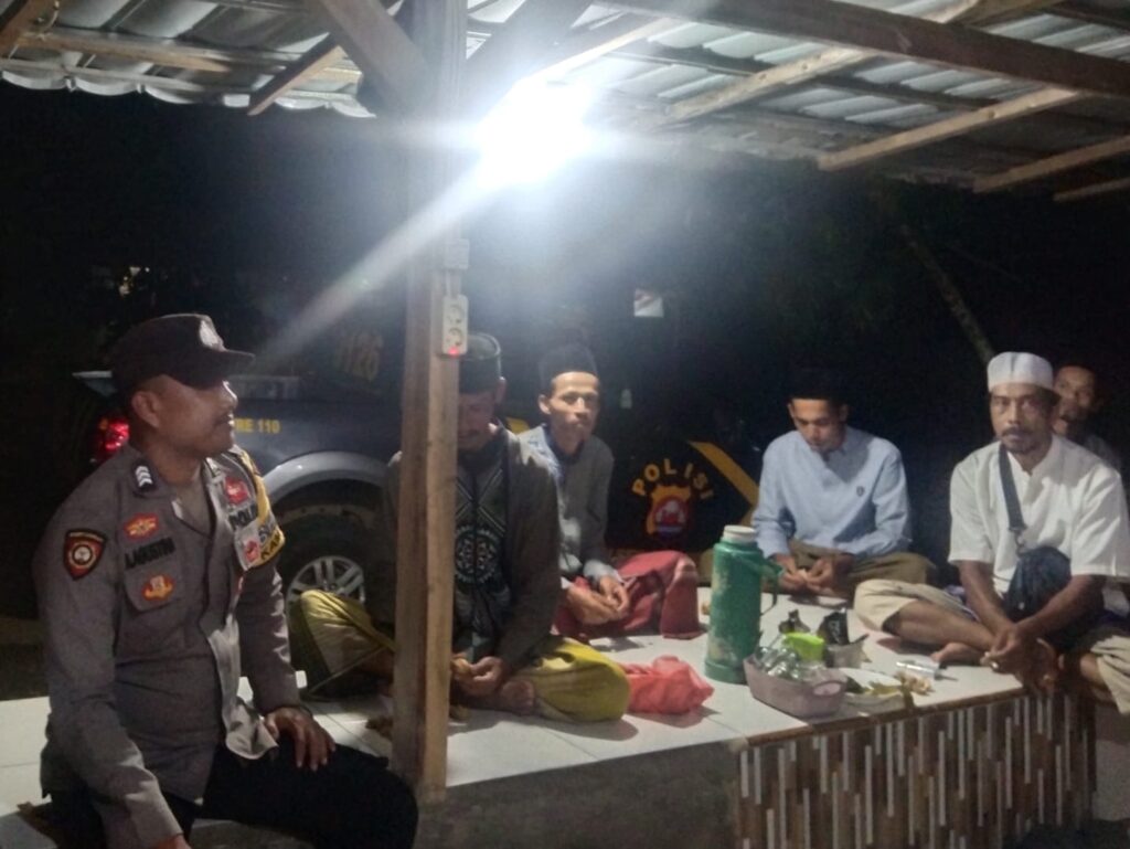 Sambangi Warga Malam Hari, Bhabinkamtibmas Polsek Cimanggu Berikan Pesan Kamtibmas 3 WhatsApp Image 2024 08 05 at 23.28.44