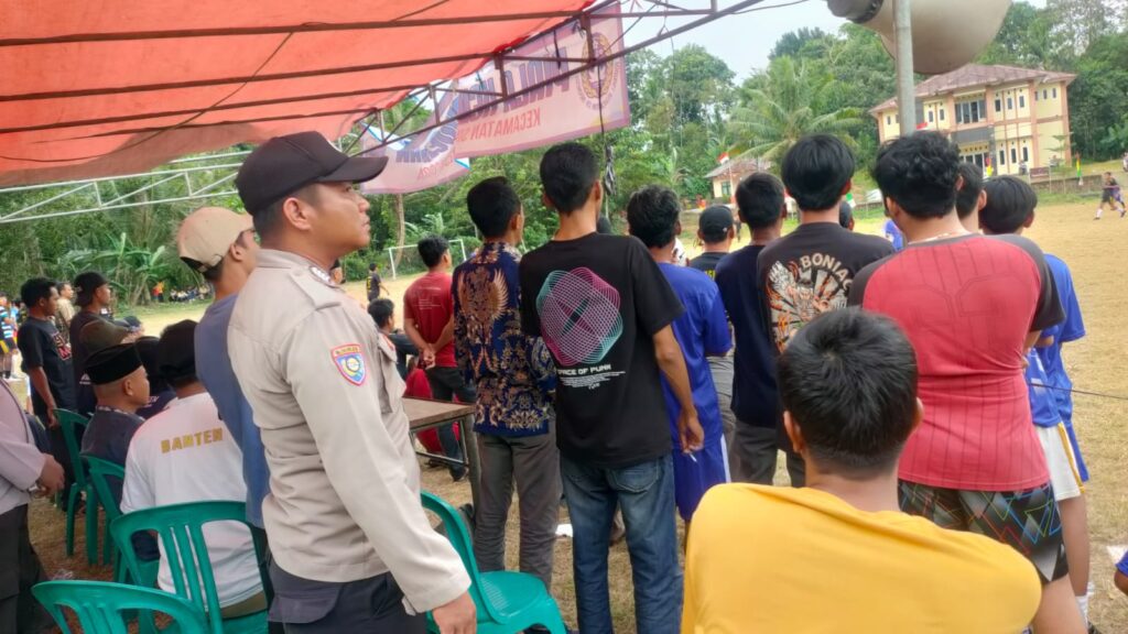 Polsek Munjul Jaga Kondusivitas, Amankan Pertandingan Sepak Bola Antar Desa se-Kecamatan Sindangresmi 4 WhatsApp Image 2024 08 05 at 23.31.14