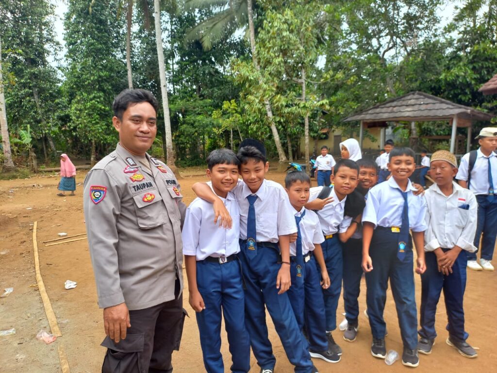 Polsek Picung Hadir di Tengah Masyarakat, Khususnya Kaum Pelajar 5 WhatsApp Image 2024 08 05 at 23.35.36