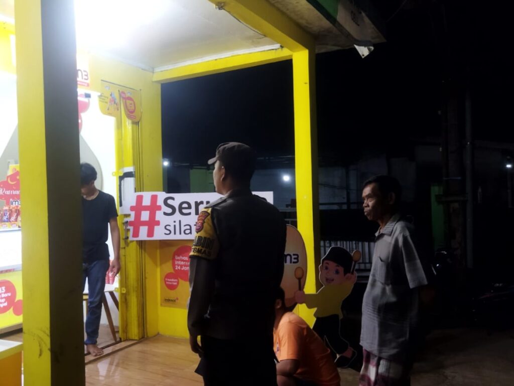 Bhabinkamtibmas Polsek Cimanggu Brigadir Maman Sambangi Pemilik Konter 6 WhatsApp Image 2024 08 05 at 23.42.03