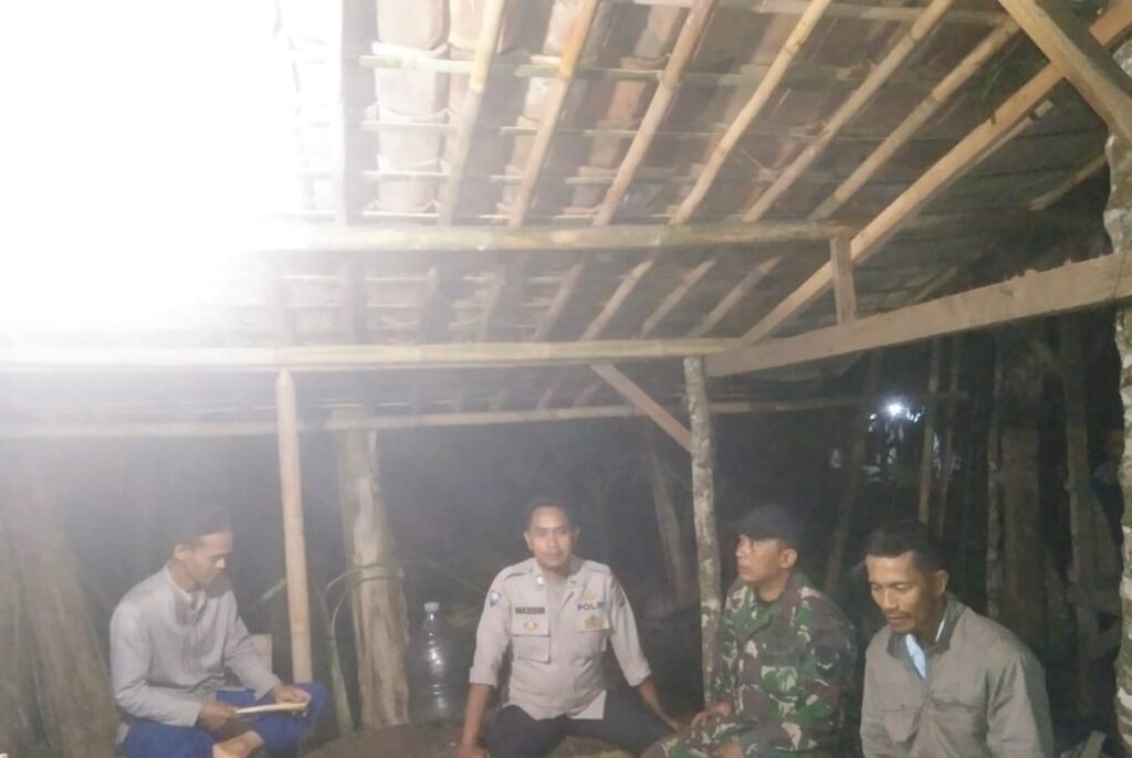 Ciptakan Situasi Kamtibmas Aman dan Kondusif, Poslek Cikedal Gelar Patroli Dialogis 9 WhatsApp Image 2024 08 06 at 00.06.35