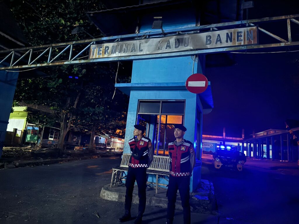 Sat Samapta Polres Pandeglang Gelar Patroli Malam di Terminal Kadubanen 6 WhatsApp Image 2024 08 06 at 06.05.35