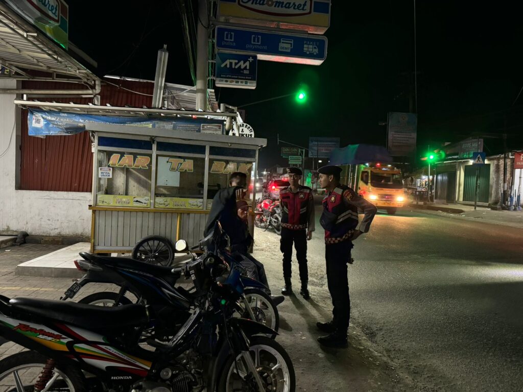 Sat Samapta Polres Pandeglang Gelar Patroli Malam Dialogis di Perempatan Majasari 7 WhatsApp Image 2024 08 06 at 06.05.37