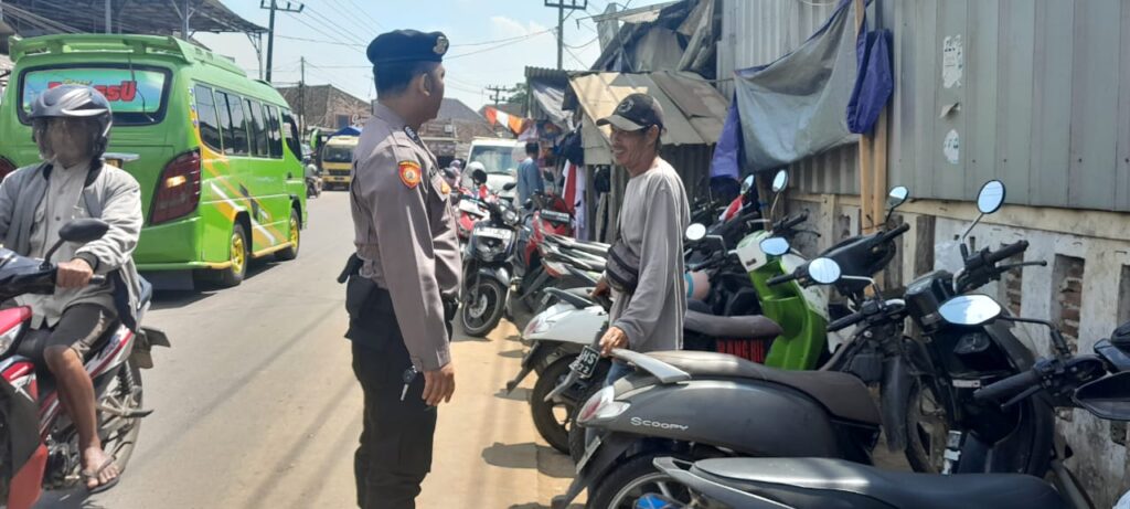 Kanit Samapta Polsek Picung Melaksanakan Patroli Dialogis Ke Petugas Parkir Pasar Picung 2 WhatsApp Image 2024 08 06 at 23.57.46