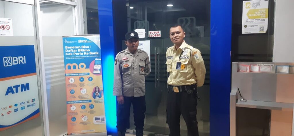Polsek Picung Menggelar Kegiatan Patroli Malam di Pertokoan, Pasar dan Kantor Bank 3 WhatsApp Image 2024 08 06 at 23.58.06