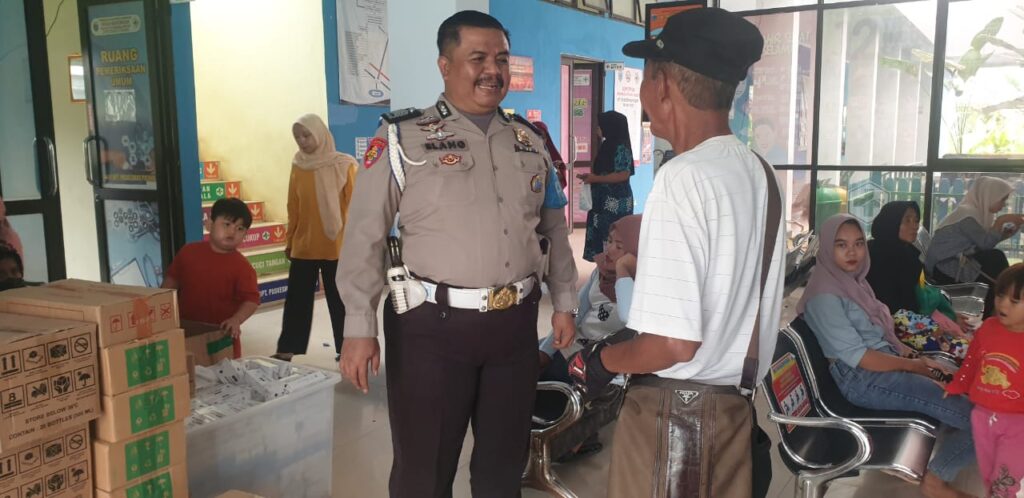 Patroli Dialogis, Kanit Propam Polsek Picung Mendatangi Puskesmas Picung Memberikan Rasa Nyaman Kepada Pasieun 4 WhatsApp Image 2024 08 06 at 23.58.20