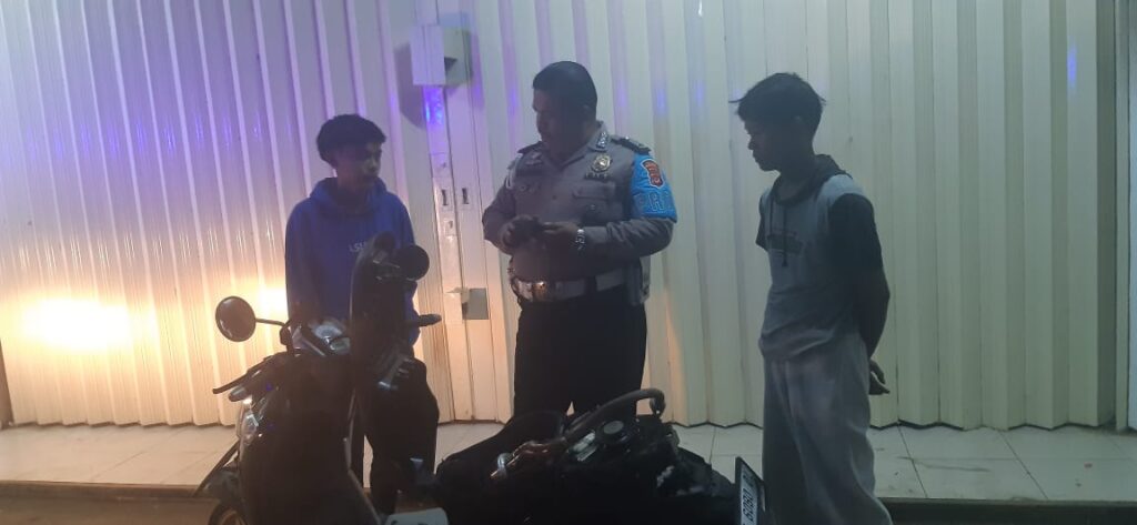 Polsek Picung Menggelar Patroli Dialogis Mencegah Balap Liar di Wilayah Picung 5 WhatsApp Image 2024 08 06 at 23.58.32