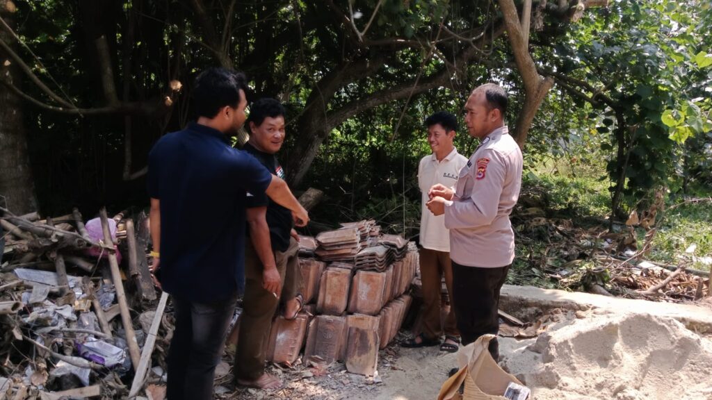 Polsek Carita Melaksanakan Patroli Sambang ke Tokoh Pemuda Desa Banjarmasin 8 WhatsApp Image 2024 08 07 at 05.24.57