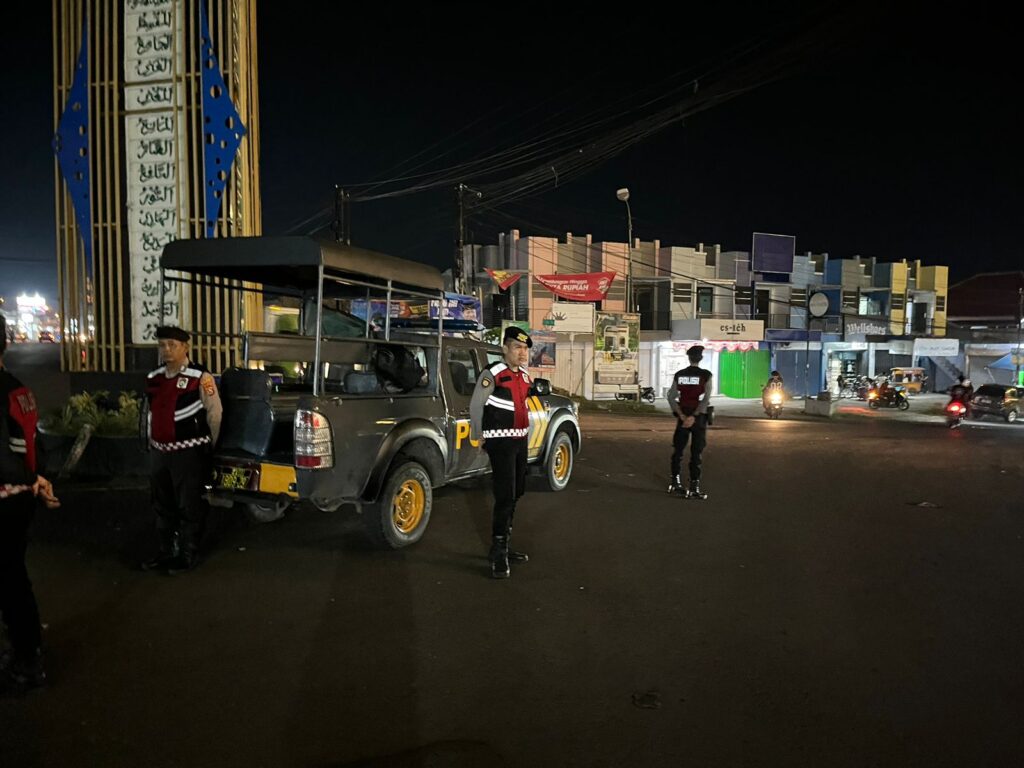 Sat Samapta Polres Pandeglang Gelar Patroli Malam untuk Jaga Keamanan di Terminal Kadubanen 3 WhatsApp Image 2024 08 07 at 05.29.09 1