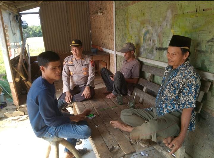 Kapolsek Angsana Polres Pandeglang Sambangi Masyarakat Desa Cikayas dan Sampaikan Pesan Kamtibmas 5 WhatsApp Image 2024 08 07 at 06.39.53