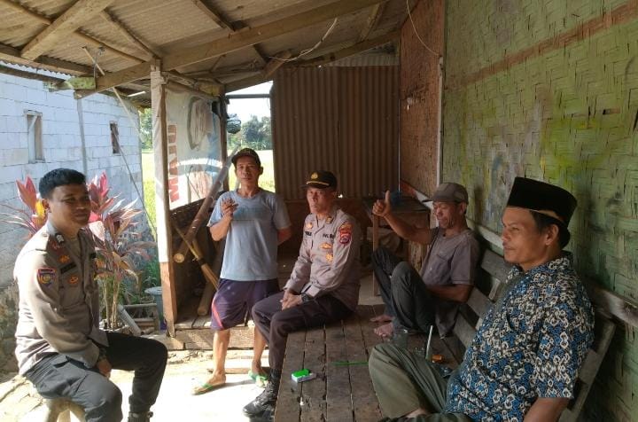 Bersama Bhabinkamtibmas, Kapolsek Angsana Sambangi Masyarakat Desa Cikayas 6 WhatsApp Image 2024 08 07 at 06.40.00