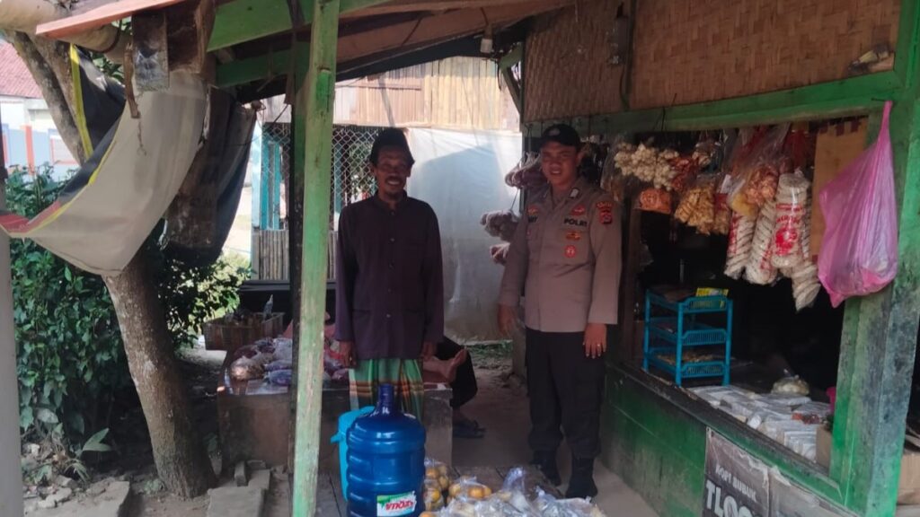 Keliling Sambangi Desa Bhabinkamtibmas Polsek Patia Lebih Dekat Dengan Warga 8 WhatsApp Image 2024 08 07 at 06.44.19