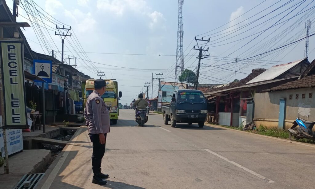 Polsek Bojong Polres Pandeglang Berikan Pelayanan Prima dengan Pengaturan Arus Lalu Lintas pada Jam Masuk Sekolah 9 WhatsApp Image 2024 08 07 at 08.05.47
