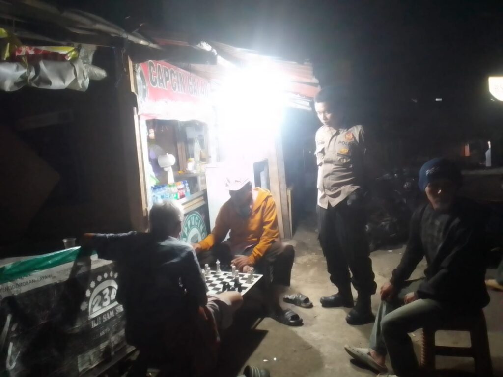 Polsek Menes Gelar Patroli Dialogis dan Himbauan Kamtibmas di Warung Kopi Cimanying 1 WhatsApp Image 2024 08 07 at 14.14.23