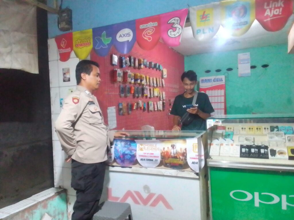 Polsek Menes Gelar Patroli Dialogis dan Himbauan Kamtibmas kepada Pemilik Konter HP 2 WhatsApp Image 2024 08 07 at 14.16.43