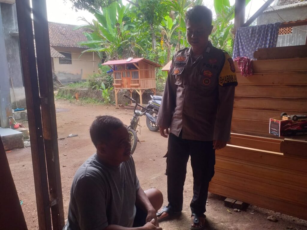 Pak Bhabin Polsek Menes Sambangi Tokoh Masyarakat di Kampung Cigandeng 8 WhatsApp Image 2024 08 07 at 16.41.04
