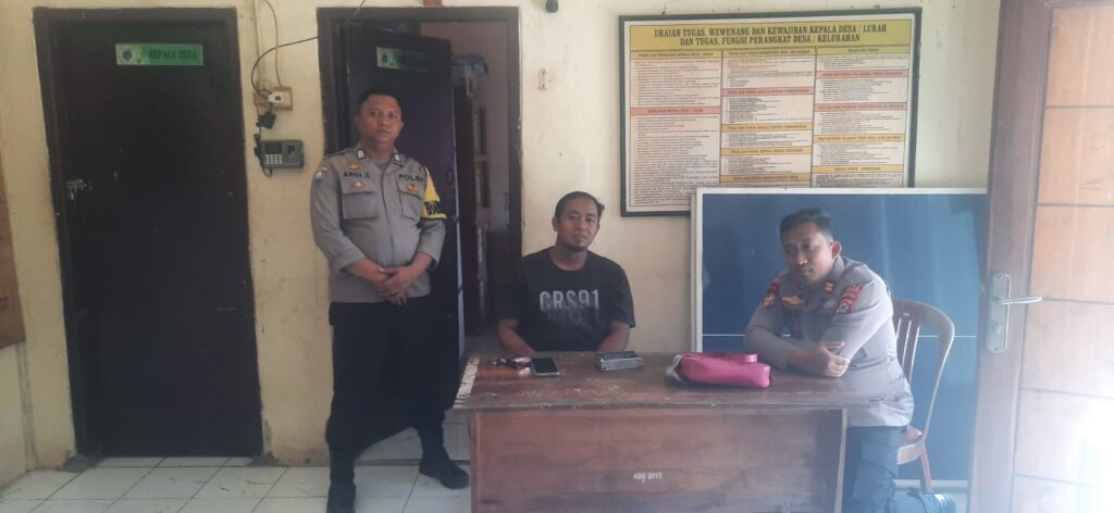 Bhabinkamtibmas Polsek Picung Memperkuat Silaturahmi dan Kamtibmas Melalui Giat Sambang Desa Binaan 1 WhatsApp Image 2024 08 07 at 19.39.11