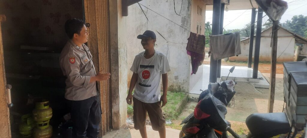 Bhabinkamtibmas Polsek Picung Sambangi Warga Desa Ciherang, Tingkatkan Kamtibmas dan Jalin Silaturahmi 8 WhatsApp Image 2024 08 07 at 19.41.40