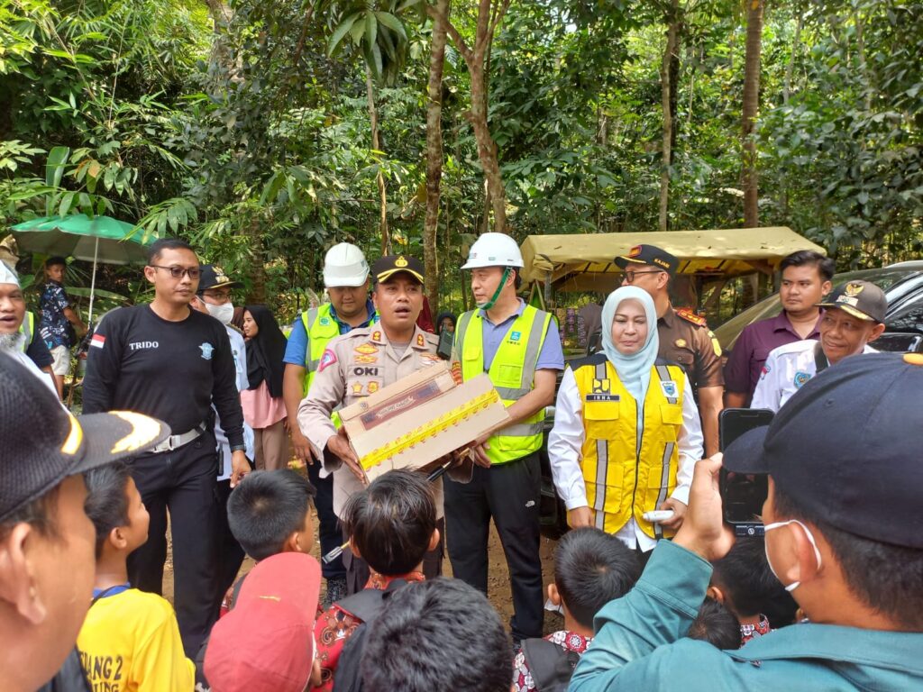 Bupati Pandeglang Kunjungi Relokasi SDN 2 Pasir Sedang Picung 9 WhatsApp Image 2024 08 07 at 19.42.15