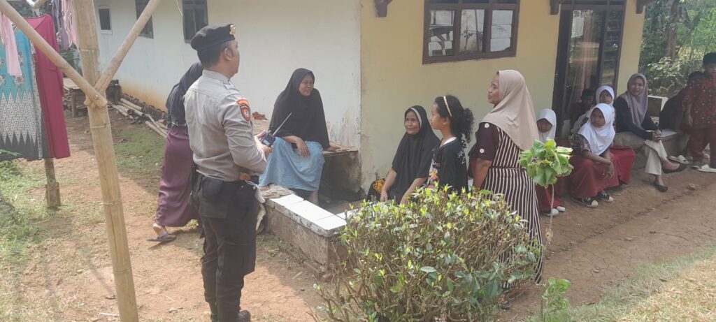 Kanit Samapta Polsek Picung Patroli Dialogis Sambangi Warga Masyarakat Demi Menjaga Kamtibmas 10 WhatsApp Image 2024 08 07 at 19.42.41