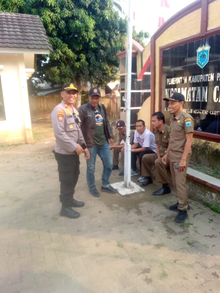 Kapolsek Carita IPTU Turip, S.A.P Sambangi Kantor Kecamatan Carita, Berbincang dengan Pol PP Kecamatan Carita 2 WhatsApp Image 2024 08 08 at 21.35.08