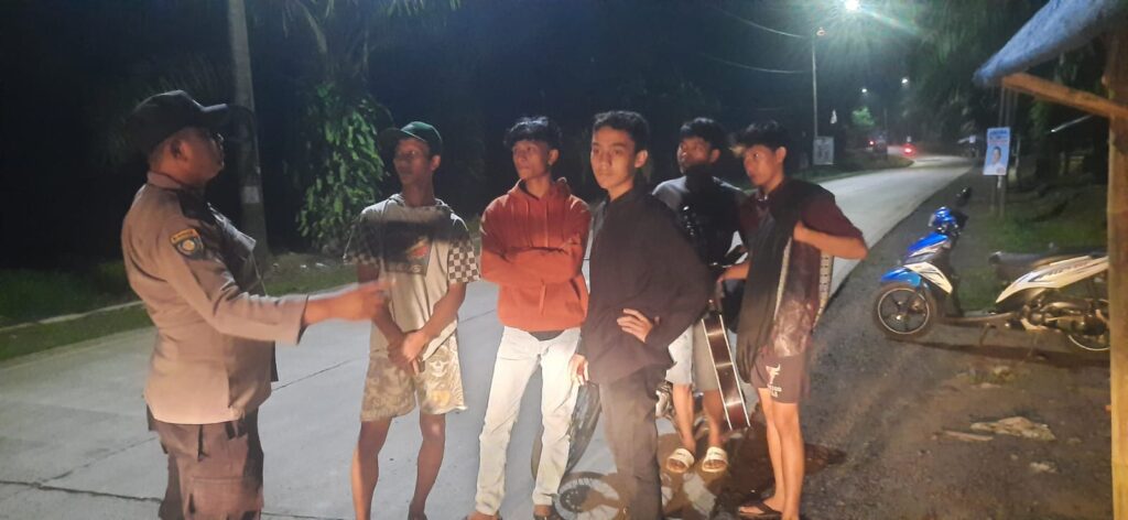 Polsek Picung Lakukan Patroli Malam, Bubarkan Kerumunan Anak Muda 3 WhatsApp Image 2024 08 08 at 21.56.31