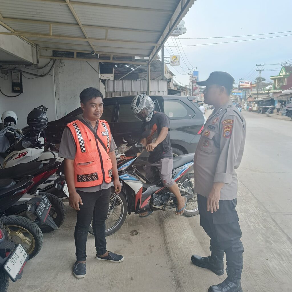 Petugas Parkir Pasar Picung Pandeglang Disambangi Anggota Patroli Polsek Picung 5 WhatsApp Image 2024 08 08 at 21.56.44