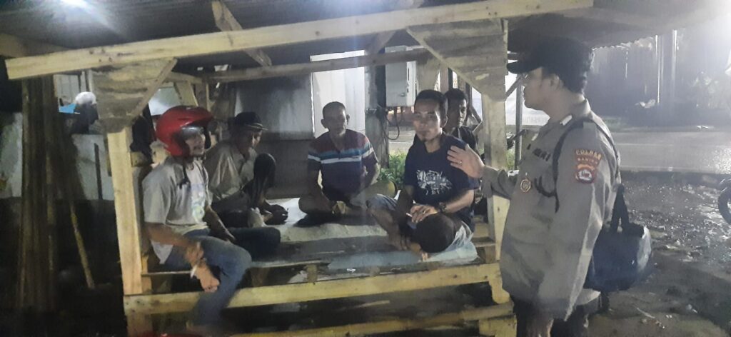 Polsek Picung Tingkatkan Patroli Malam, Cegah Tindak Pidana 9 WhatsApp Image 2024 08 08 at 21.57.04