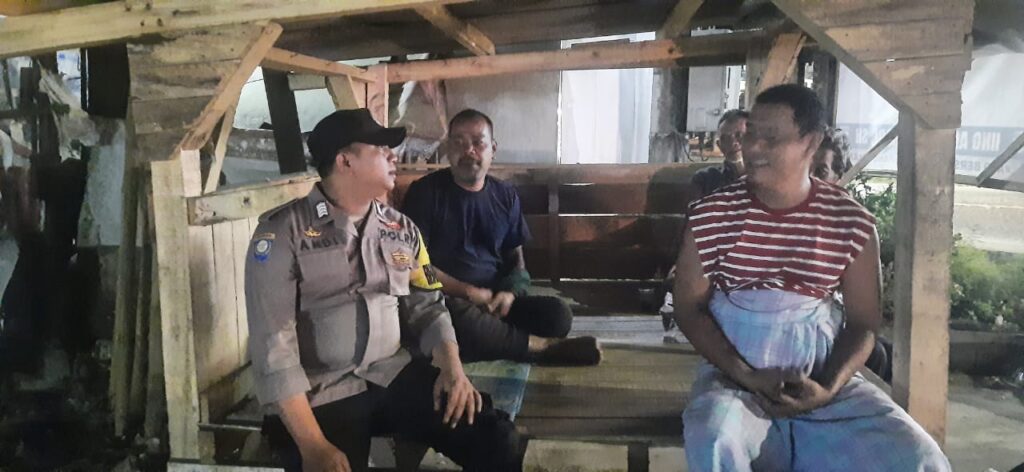 Bhabinkamtibmas Polsek Picung Perkuat Kamtibmas melalui Silaturahmi 8 WhatsApp Image 2024 08 08 at 21.57.47