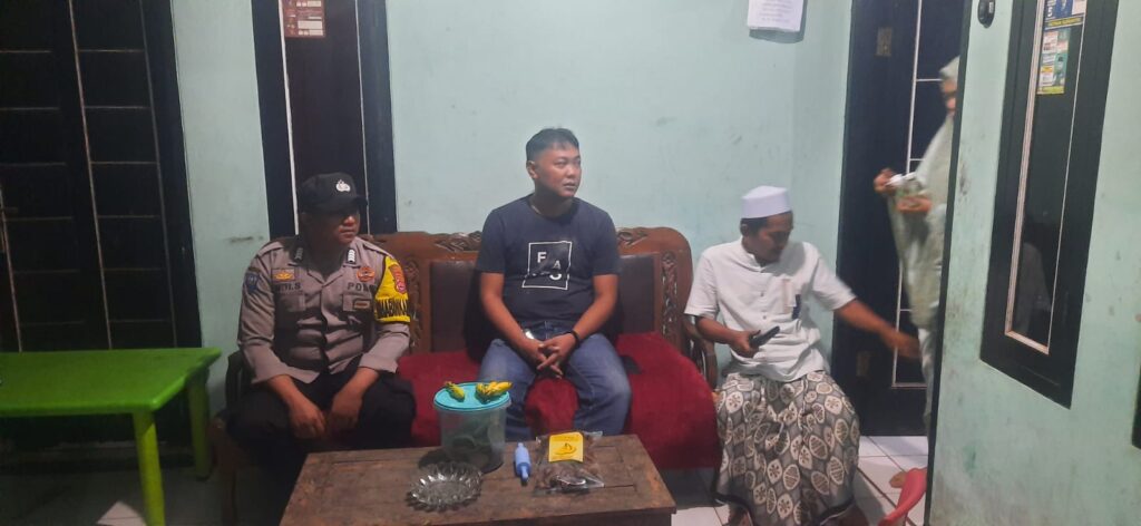 Bhabinkamtibmas Polsek Picung Jalin Silaturahmi dengan Warga Desa Binaan 1 WhatsApp Image 2024 08 08 at 21.58.27