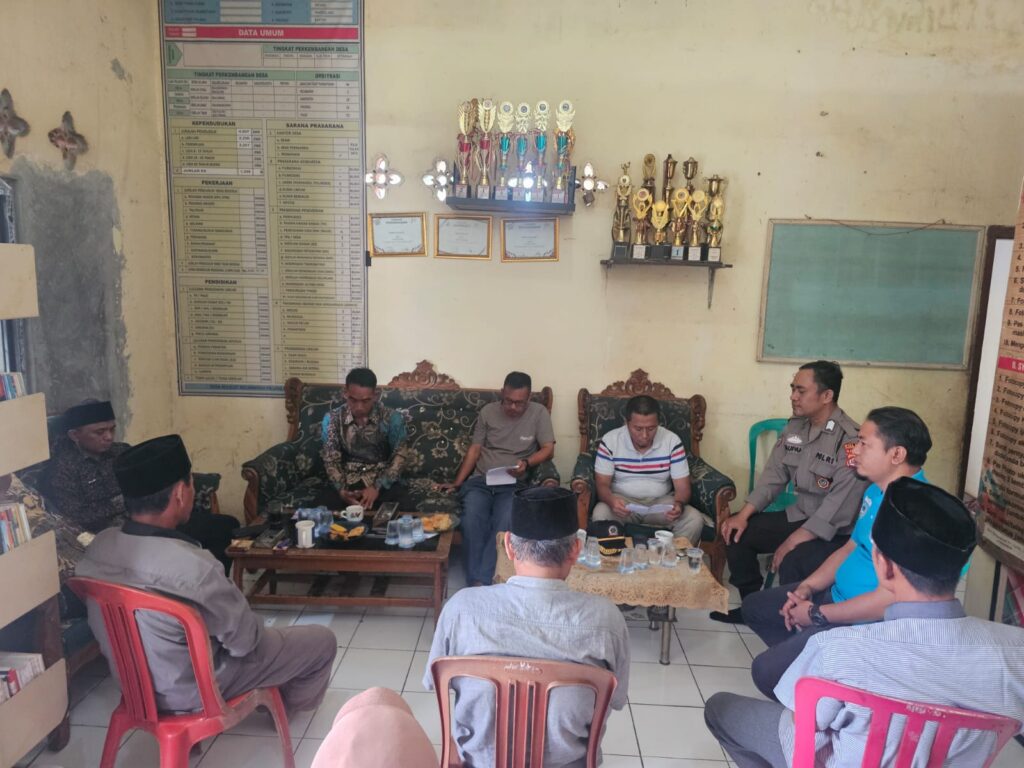 Warga Masyarakat Picung Melakukan Musawarah Keduabelah Pihak Dikantor Desa Untuk Menciptakan Kamtibmas Yang Kondusif 3 WhatsApp Image 2024 08 08 at 21.59.14